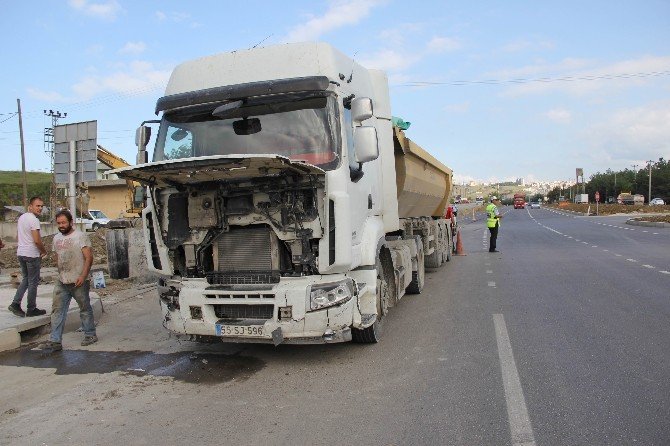 Tır’ın Çarptığı Otomobildeki 2 Kişi Ağır Yaralandı