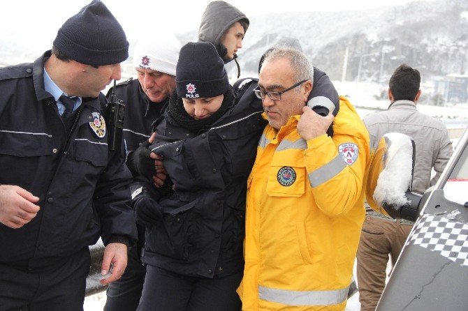 Buzda Kayan Dolmuş Kaza Yaptı: 1’i Polis 5 Yaralı