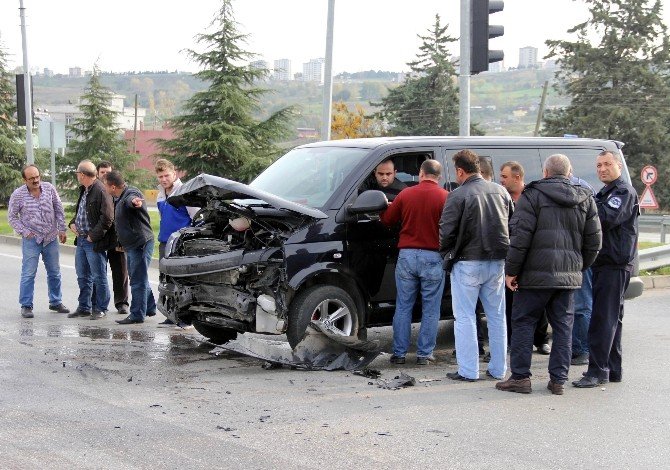 Minibüs Kamyonetle Çarpıştı: 4 Yaralı