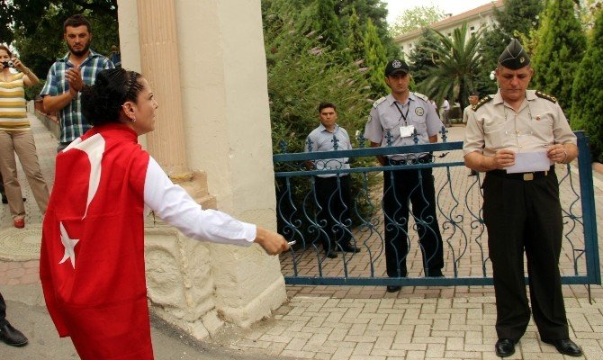 Kadınlar Askere Gitmek İçin Dilekçe Verdi