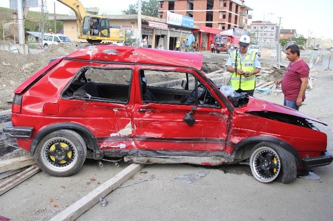 Tır’ın Çarptığı Otomobildeki 2 Kişi Ağır Yaralandı