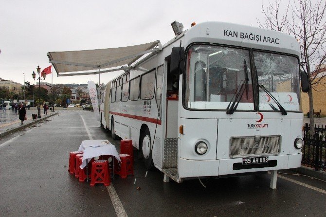 Kan Bağış Aracının Camlarını Kırdılar
