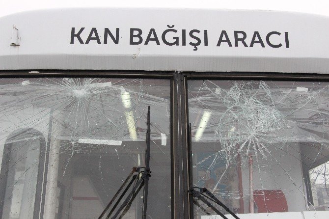 Kan Bağış Aracının Camlarını Kırdılar