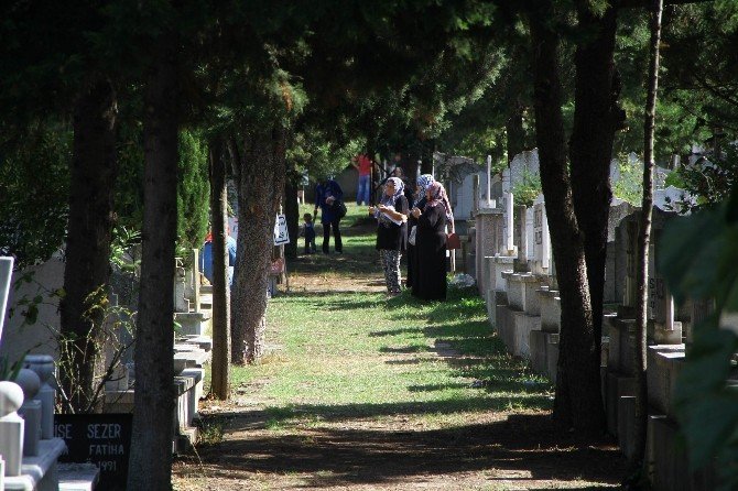 Mezarlıklarda Arefe Günü Yoğunluğu