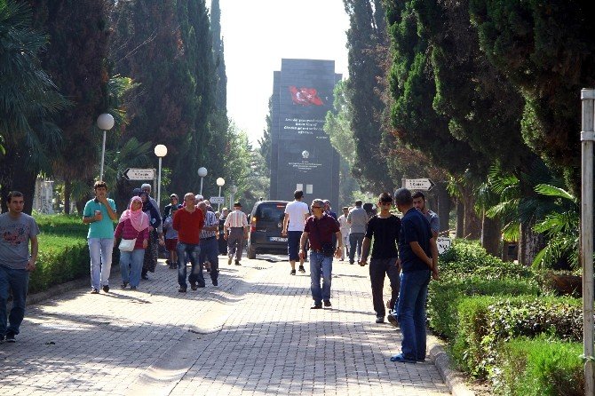 Mezarlıklarda Arefe Günü Yoğunluğu