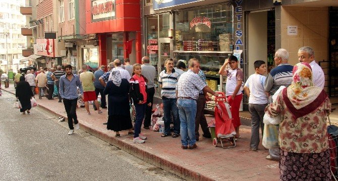 Kasaplar Önünde Kıyma Çektirme Kuyruğu