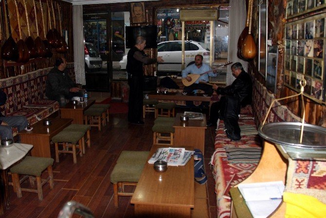 Bu Çay Evinde Sazı Eline Alan Bir Daha Bırakamıyor