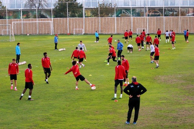 Özat: “Rakip Takımlarla Oynadığınız Her Maç 6 Puan Değerinde”