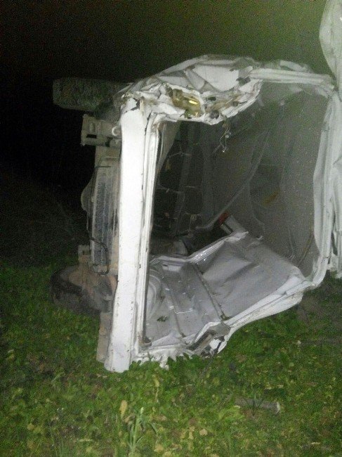 Kapalı Kasa Kamyonet Uçuruma Yuvarlandı: 2 Yaralı