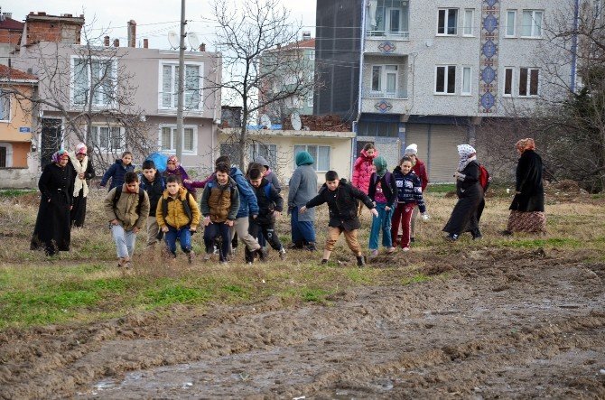 Bafra’da Öğrenci Velileri Yol İstiyor
