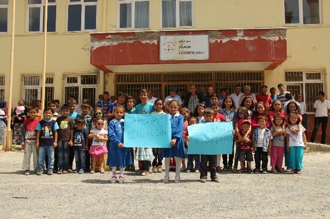 Çocuklar Kapanan Okullarının Açılması İçin Eylem Yaptı