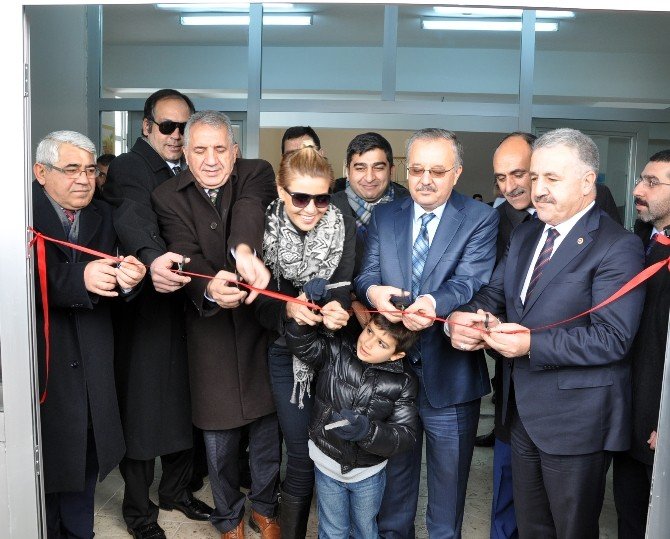 Sanatçı Gülben Ergen, Kars’ta Okul Açılışına Katıldı