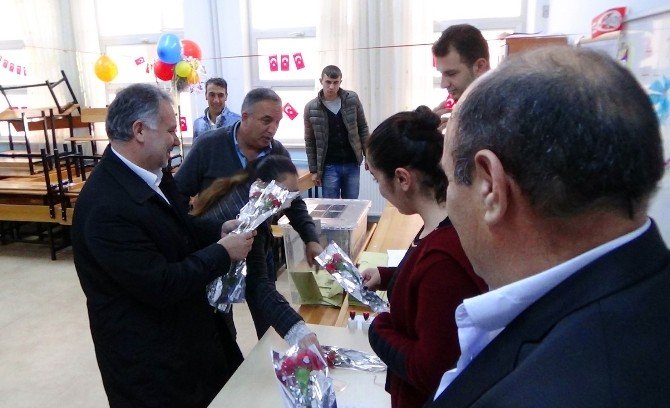 Hdp Kars Milletvekili Ve Parti Sözcüsü Ayhan Bilgen, Oyunu Kars’ta Kullandı