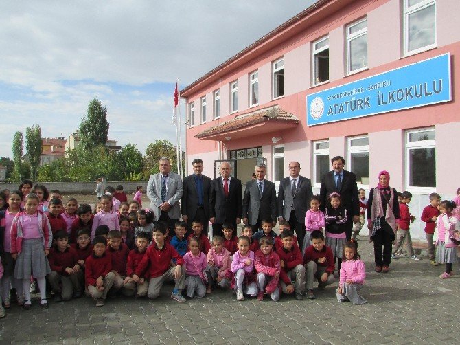 Eğitim Öğretime Yeni Başlayan Atatürk İlköğretim Okulu Bahçesine 45 Fidan Dikildi