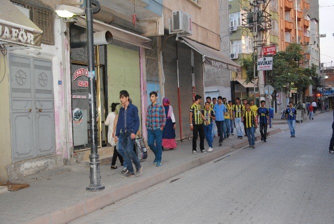 Fenerbahçeli Taraftarlardan Takımına Yürüyüş Desteği