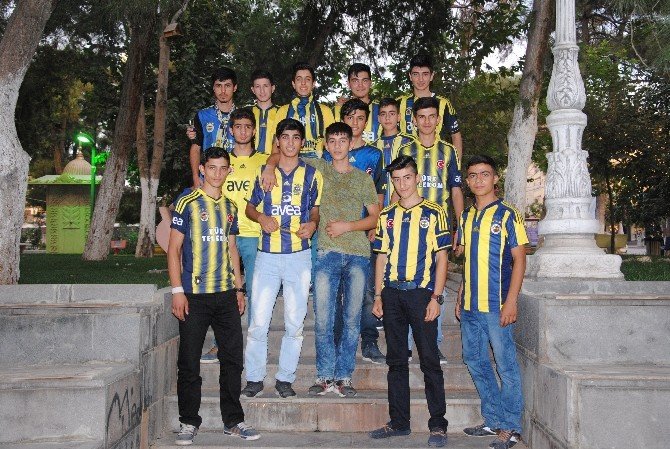 Fenerbahçeli Taraftarlardan Takımına Yürüyüş Desteği