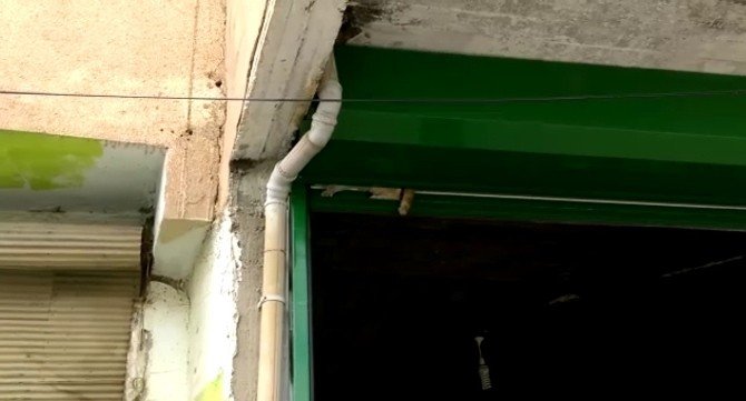 Kepenkte Sıkışan Kediyi Esnaf Kurtardı