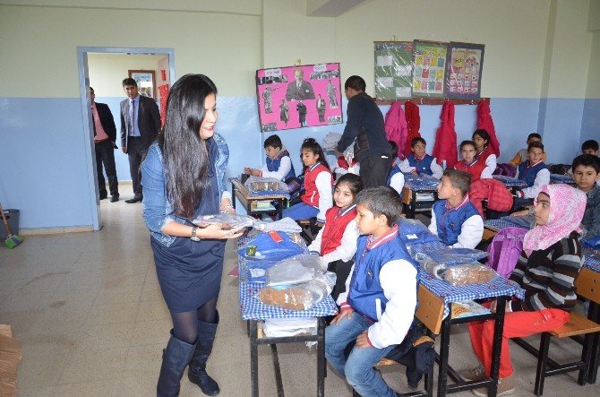 Hayırsever İş Adamından 690 Öğrenciye Kıyafet Ve Ayakkabı Yardımı