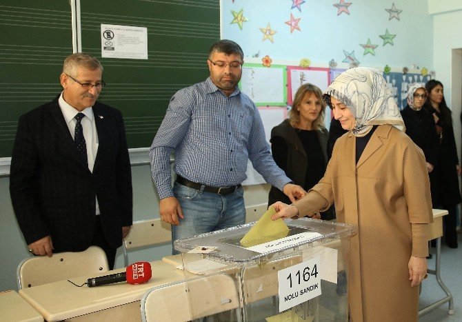 Sare Davutoğlu Oyunu Kullandı