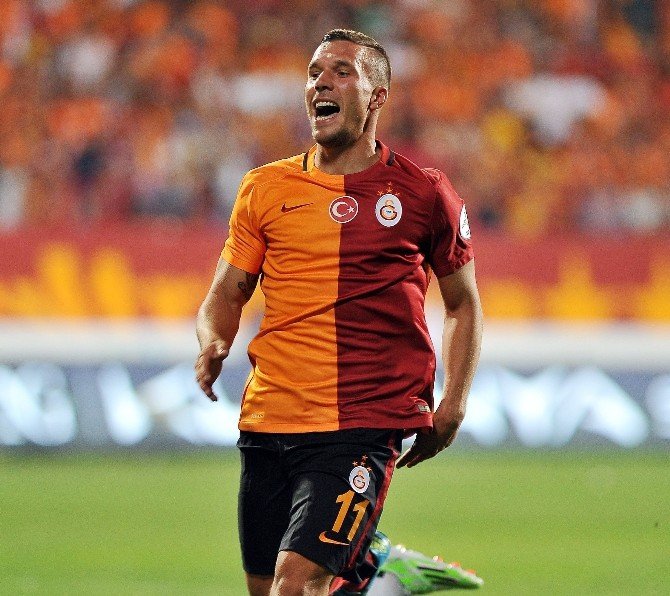 Muslera Ve Podolskı Formayı Bırakmadı