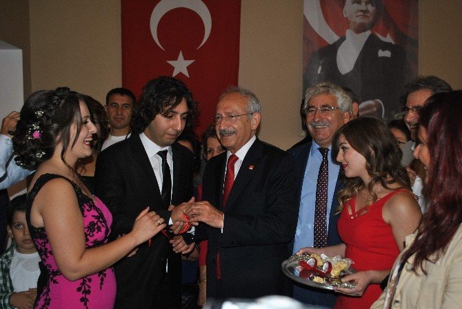 Chp Lideri Kılıçdaroğlu Aydın’da Partili Gençlerin Nişan Yüzüğünü Taktı