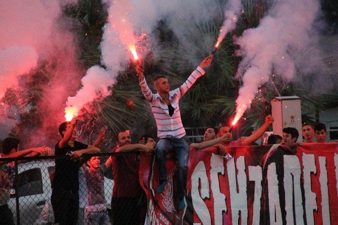 Taraftarlardan Samsunspor’a Meşaleli Moral