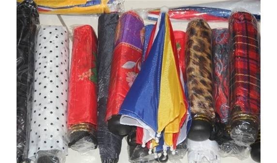 Yağmur Şemsiye Satıcılarının Yüzünü Güldürdü