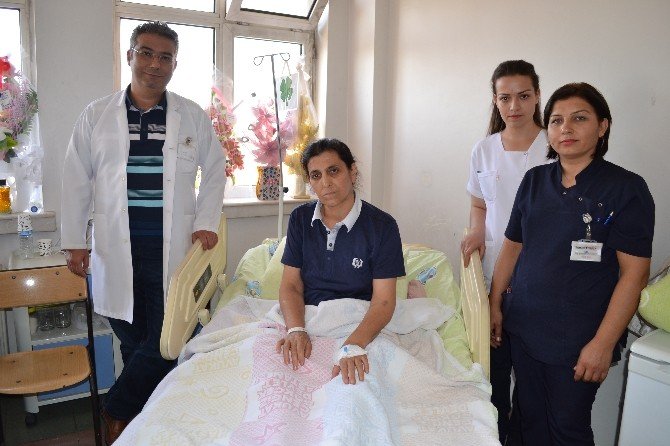 Kalın Bağırsak Kanseri Hasta, Kesiksiz Ameliyatla Sağlığına Kavuştu