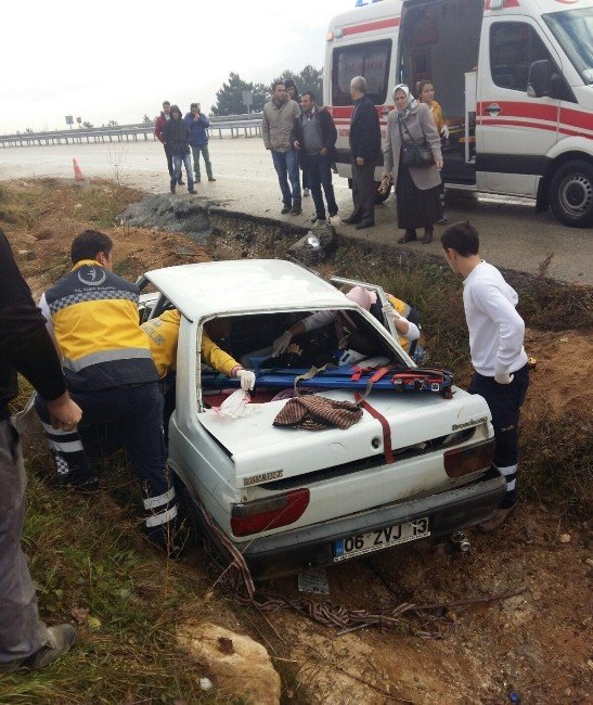Yoldan Çıkan Otomobil Takla Attı: 3 Yaralı