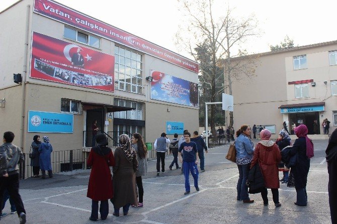 Sınava Giren Öğrenciler Rahatsız Oldu, Okul İnşaatı Durdu