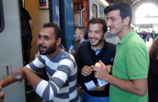 Sığınmacılar Almanya Ve Avusturya Trenlerine Umutlarıyla Biniyor