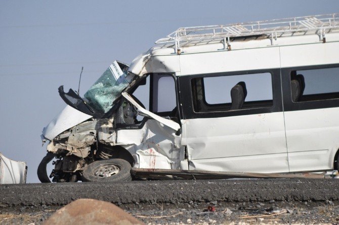 İdil’de Öğrenci Servisi Kaza Yaptı: 1 Ölü, 15 Yaralı