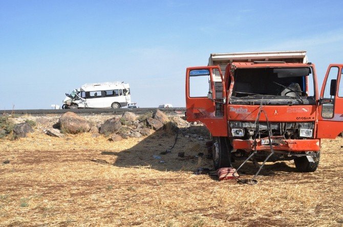 İdil’de Öğrenci Servisi Kaza Yaptı: 1 Ölü, 15 Yaralı
