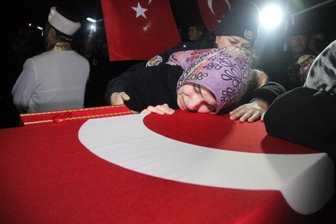 Onbinler Şehidini Uğurladı