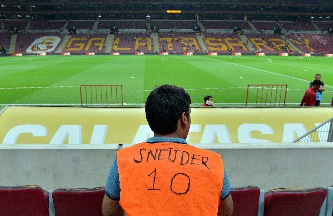 Galatasaray 93 Gün Sonra Taraftarıyla Buluştu
