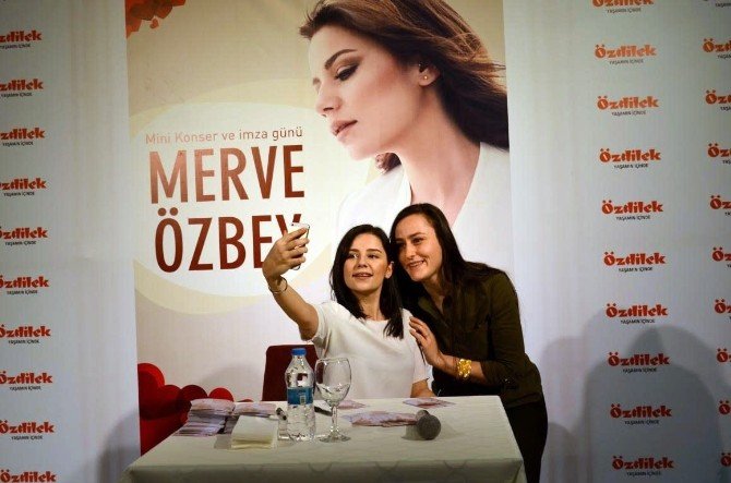 Merve Özbey Kocaeli’de Hayranlarıyla Buluştu