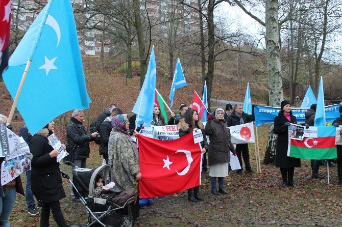 İsveç’te Rus Büyükelçiliği Önünde Türkmen Protestosu