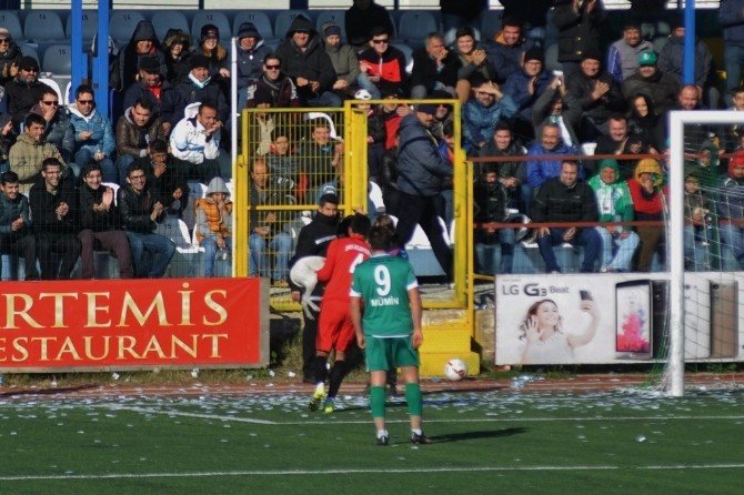 Futbolcu Sahaya Giren Köpeği Kucağında Dışarı Çıkardı