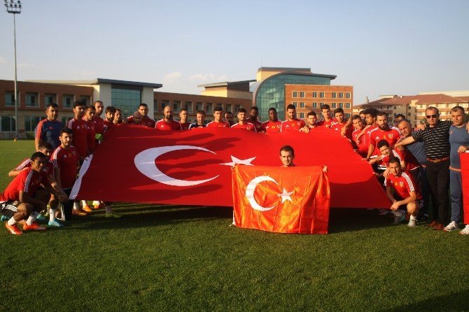 Kayserispor Antrenmana Türk Bayrağı İle Çıktı