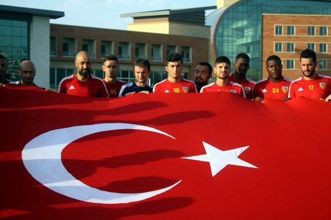 Kayserispor Antrenmana Türk Bayrağı İle Çıktı