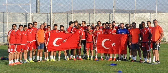 Medicana Sivasspor’dan Teröre Bayraklı Protesto