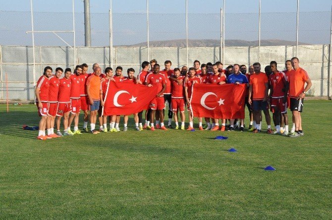 Medicana Sivasspor’dan Teröre Bayraklı Protesto