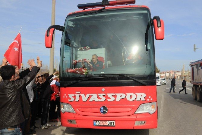 Medicana Sivasspor’a Taraftardan Coşkulu Uğurlama