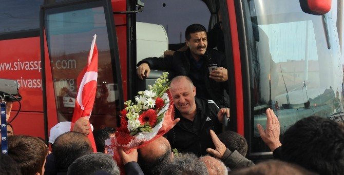 Medicana Sivasspor’a Taraftardan Coşkulu Uğurlama