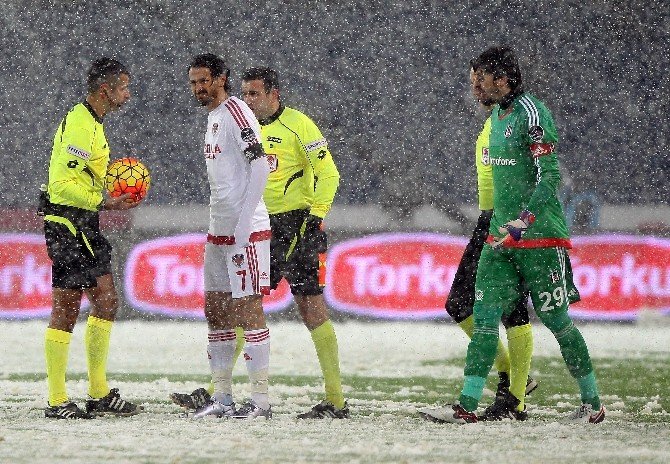 Beşiktaş - Mersin İdmanyurdu Maçı Tatil Edildi