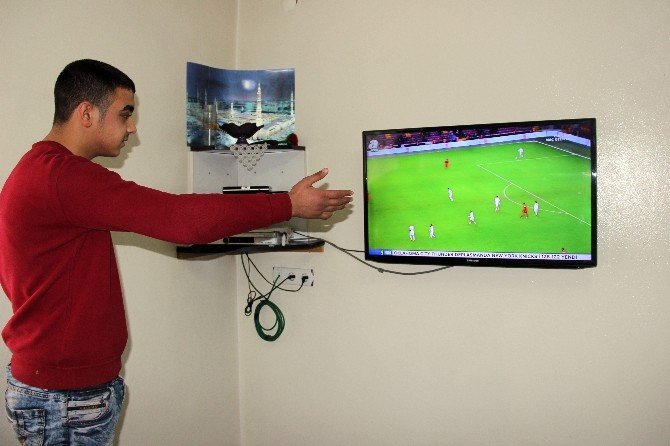 Tek Koluyla Sahada Kar Temizleyen Taraftar Futbol Fanatiği Çıktı