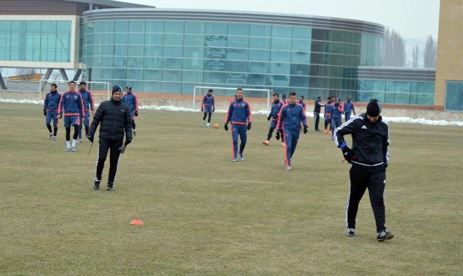 Tolunay Kafkas: "Kayserispor Çok İyi Futbol Oynayan Bir Takım Olarak Sahada Olacak"