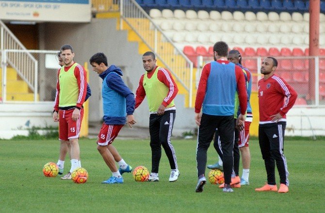 Özat: "Her Maça Kazanmak İçin Çıkacağız"