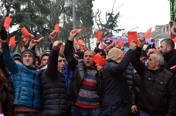 Trabzonspor Taraftarından Kırmızı Kartlı Protesto