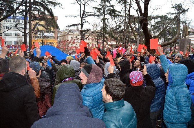 Trabzonspor Taraftarından Kırmızı Kartlı Protesto